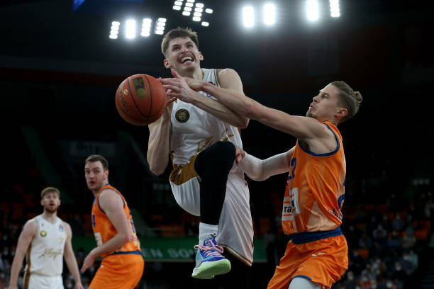 不仅是对斯 不仅是对斯